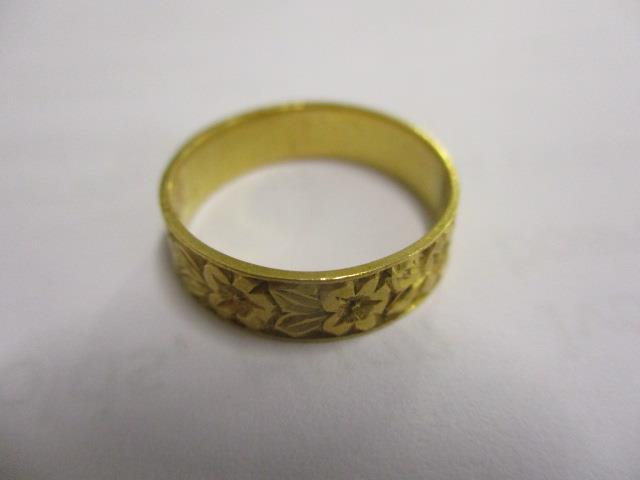 A 22ct gold wedding band