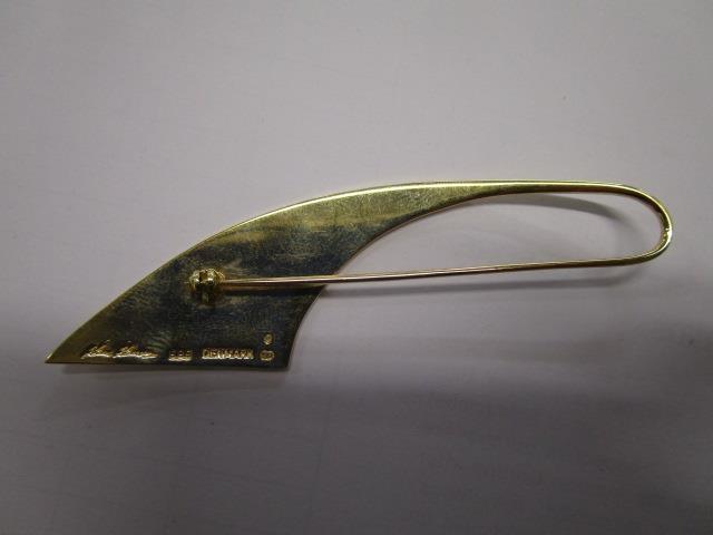 Hans Hansen - a Danish 14k 585 yellow gold brooch of plain, bladed design, marks and script - Image 2 of 3