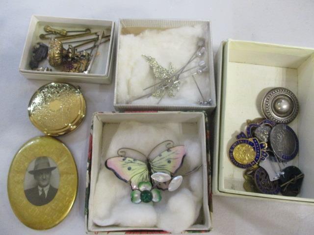 Jewellery to include Norwegian silver and enamelled brooches, badges and gold plated jewellery and a