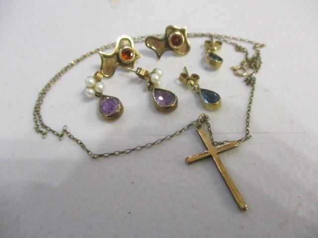 Gold and yellow metal to include earrings, a necklace and a cross pendant