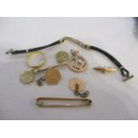 9ct and 22ct gold to include a wedding band, cuff-links, a T-bar and other items