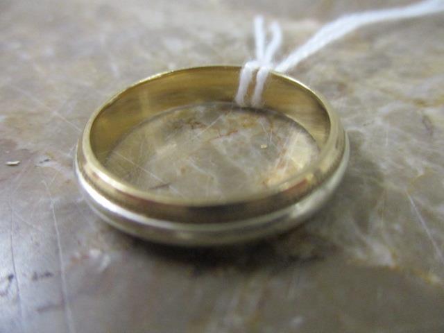 A 9ct white and yellow gold ring, 5g