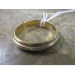 A 9ct white and yellow gold ring, 5g