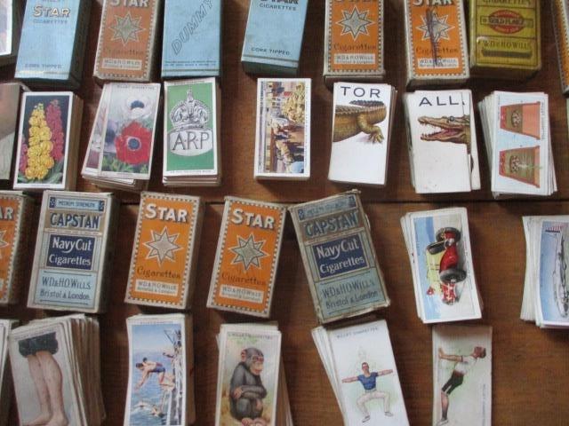 A large collection of loose early to Mid 20th Century Wills cigarette cards and three albums to - Image 2 of 4