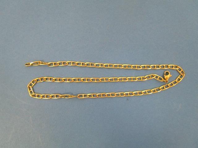 A 9ct gold figure of eight link necklace, 11.8g