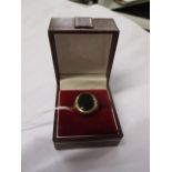 A gents' 9ct gold signet ring set with an onyx stone, 4.6g total