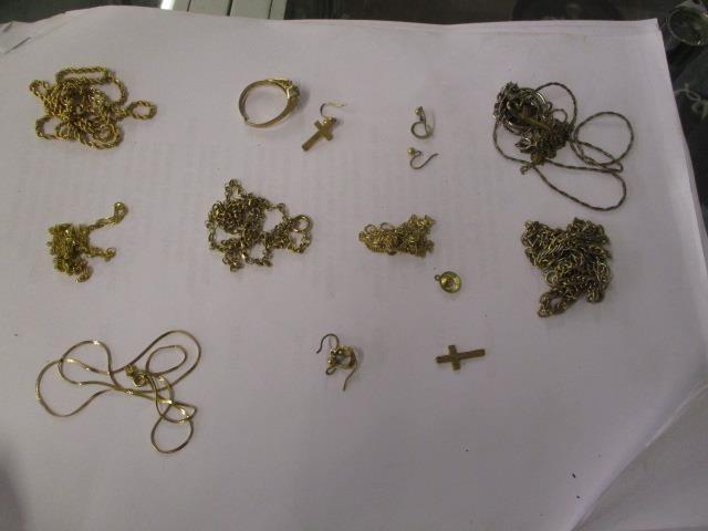 A selection of yellow metal and 9ct jewellery to include a cluster ring A/F