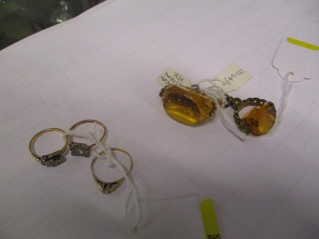 An 18ct yellow gold and three white stone set ring, a yellow metal and white stone solitaire ring - Bild 2 aus 2