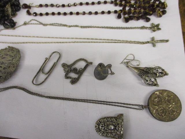 A silver napkin ring and a silver locket together with a small quantity of costume jewellery to - Bild 3 aus 3