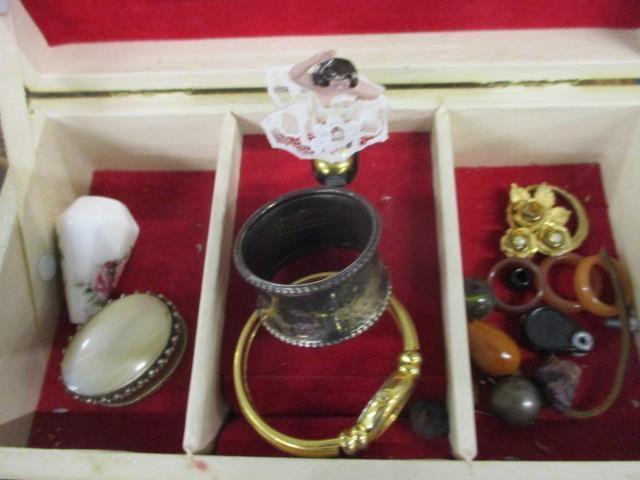 A silver napkin ring and a silver locket together with a small quantity of costume jewellery to - Bild 2 aus 3