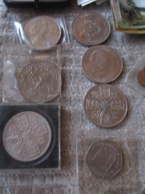 A quantity of pre decimal and decimal British Coins to include Crowns, two 1980s £2 coins, old - Image 4 of 4