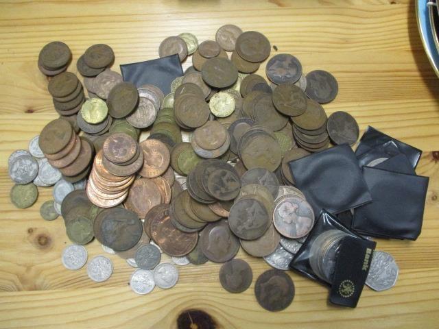 Mixed coins to include Victorian pennies, shillings, some silver and others