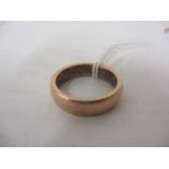 A 9ct gold wedding band