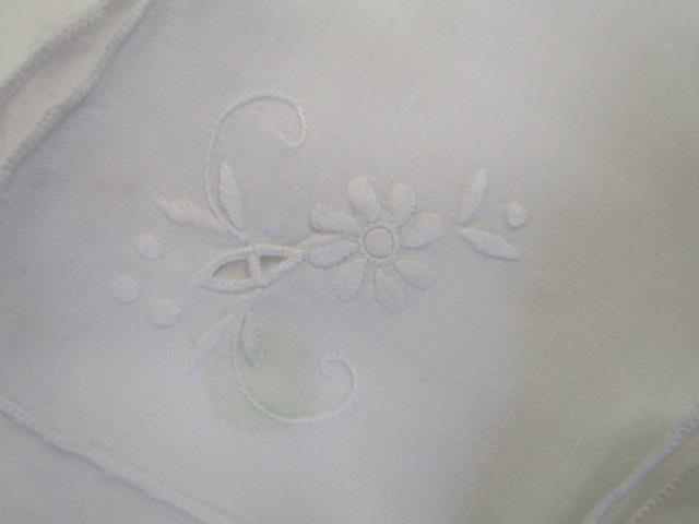 A large embroidered table cloth approx 116" x 67" and twenty three similar designed napkins - Image 5 of 5