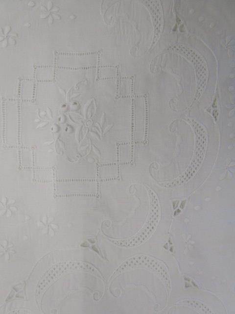 A large embroidered table cloth approx 116" x 67" and twenty three similar designed napkins - Image 3 of 5