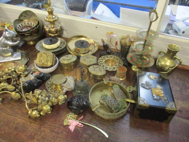 A mixed lot of mainly metal ware to include Middle Eastern brass dishes and other items - Image 3 of 3