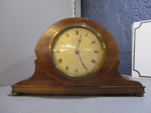 An Edwardian mahogany mantle clock having a silvered dial with Roman numerals, 5 1/2"h x 9"w