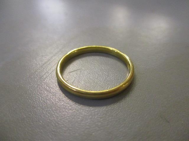 A 22ct gold band, 2.78g