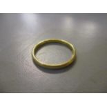 A 22ct gold band, 2.78g