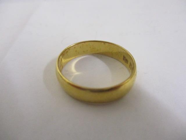 A 22ct gold wedding band, 3g