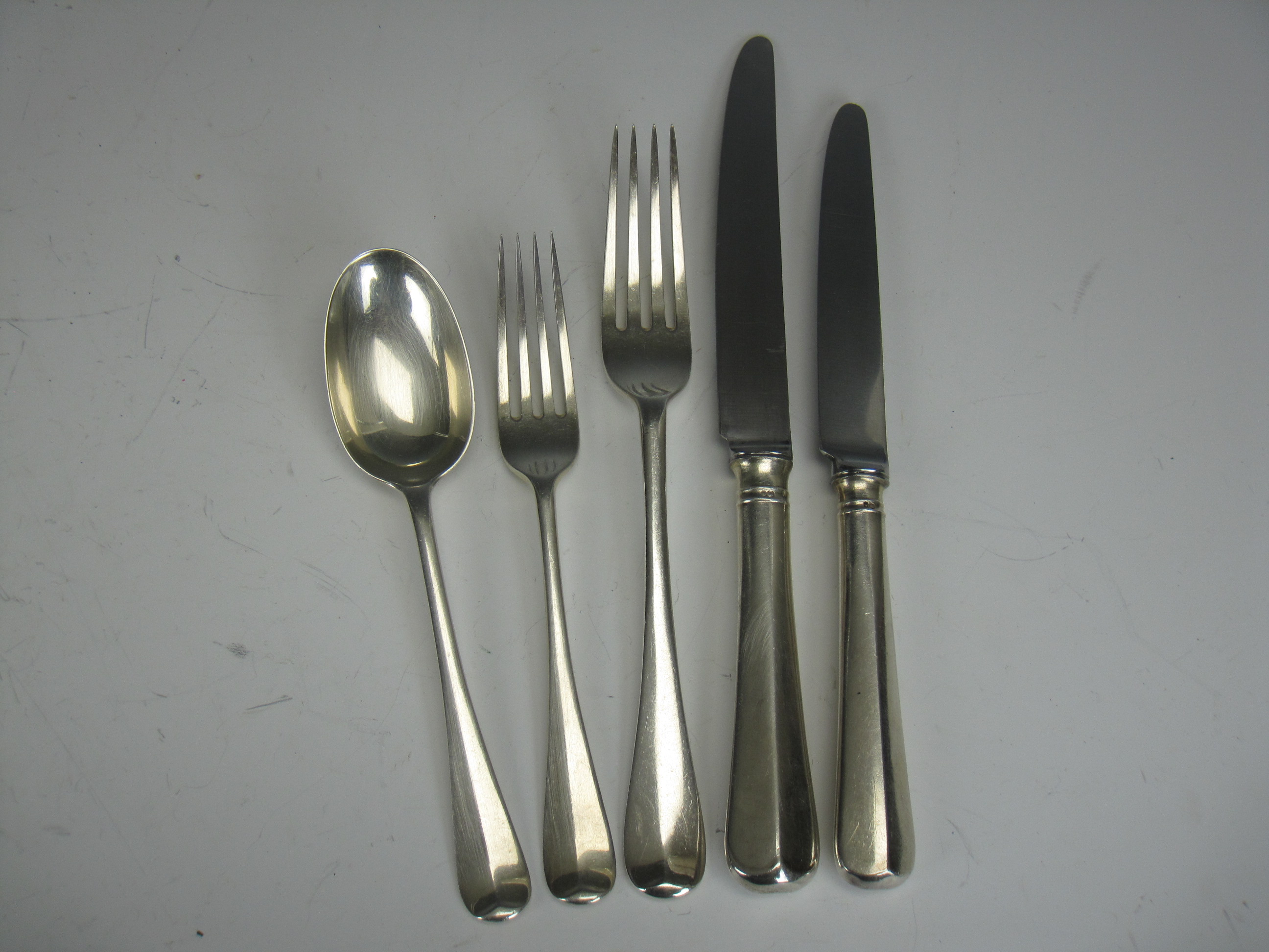 Twelve Edward VII silver Dinner and Dessert Forks and eleven Dessert Spoons Hanoverian pattern - Image 4 of 4