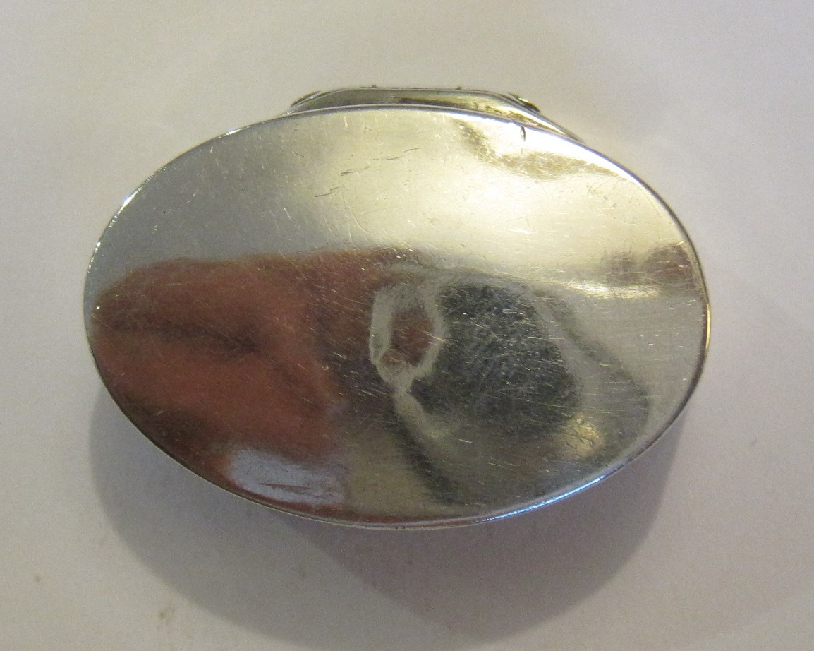 A George III silver plain oval Vinaigrette with dot pierced grille, Birmingham 1798, maker: Thomas - Image 6 of 6