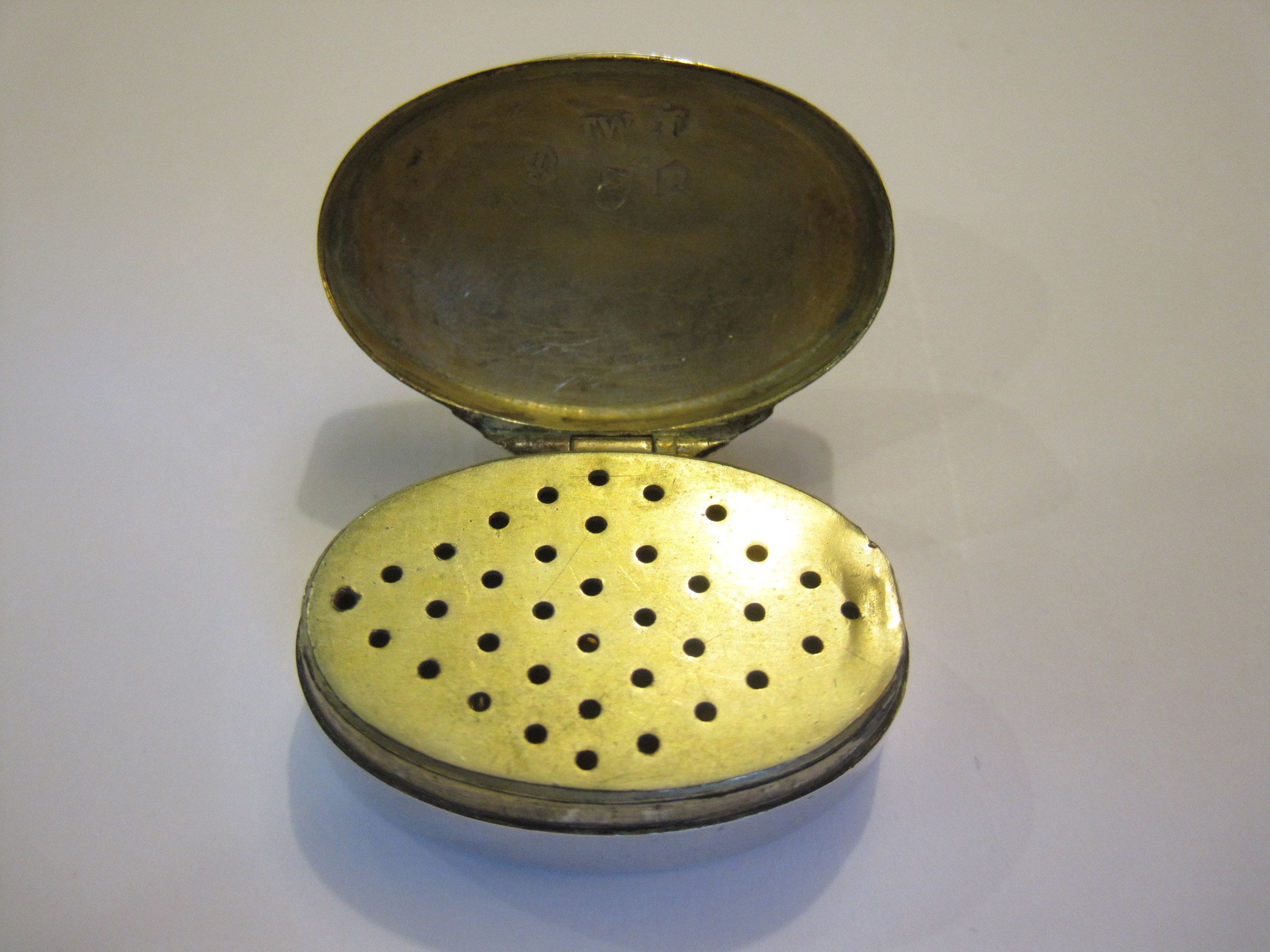 A George III silver plain oval Vinaigrette with dot pierced grille, Birmingham 1798, maker: Thomas - Image 3 of 6