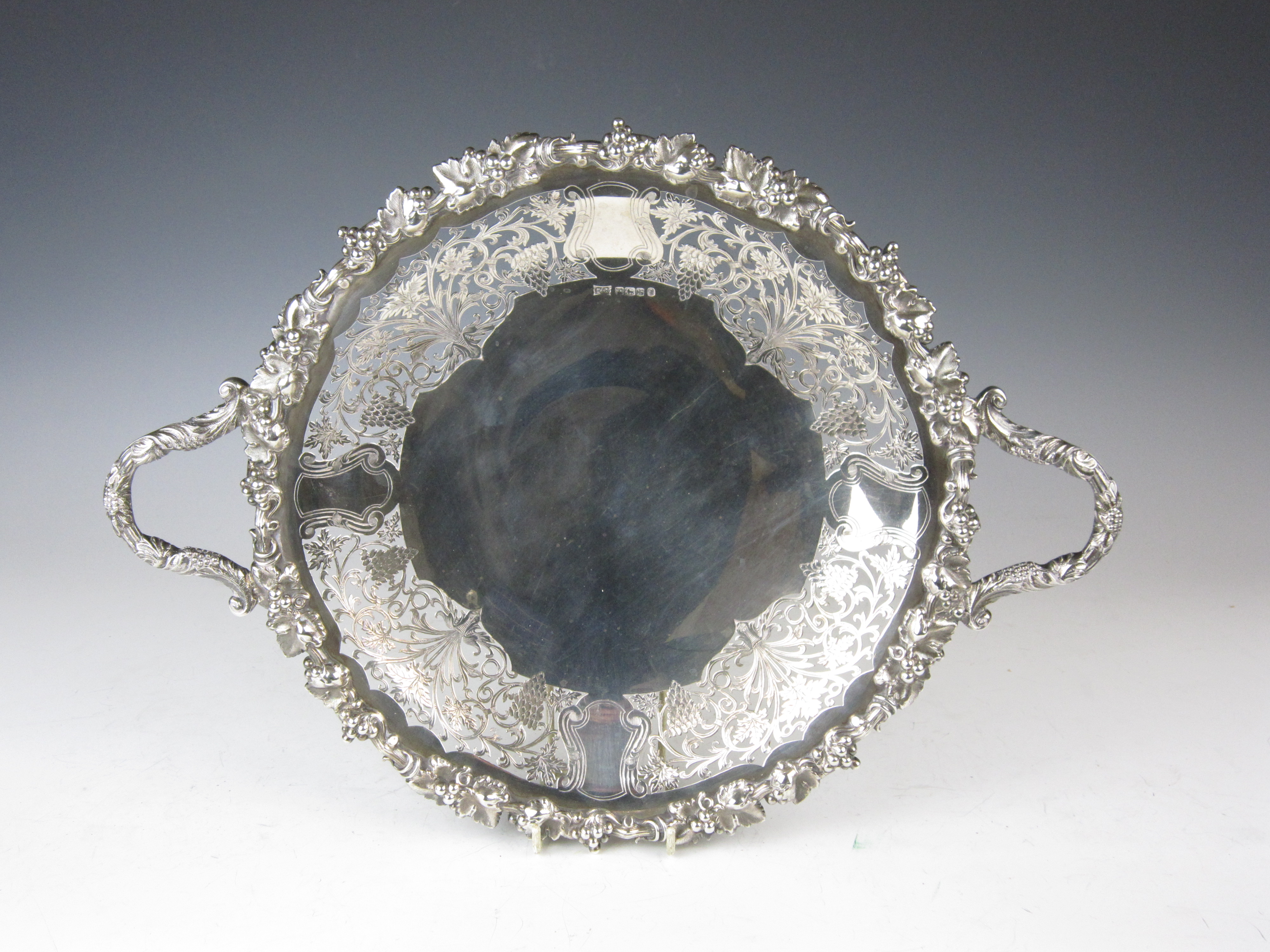 A George V silver two-handled Comport with fruiting vine border and pierced scroll fruiting vine - Image 2 of 6