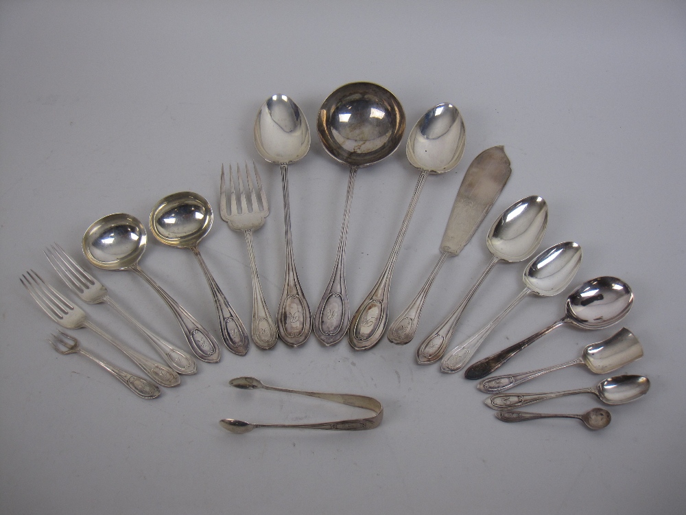 A George V Canteen of silver Cutlery engraved initial R, Sheffield 1915, maker: Walker & Hall, in - Image 2 of 4