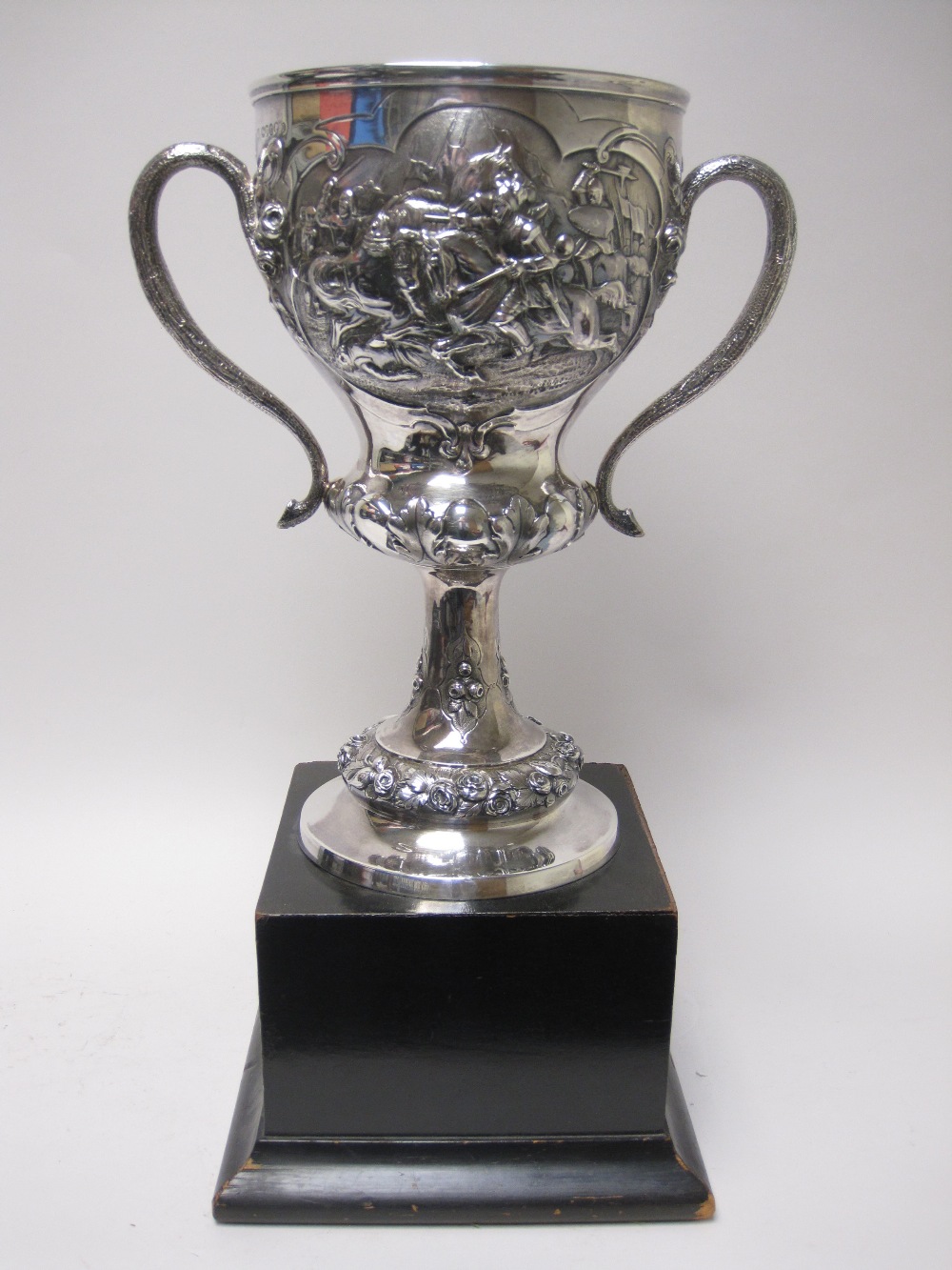 A Victorian silver two-handled Trophy finely embossed battle scene, inscribed "The Golfers Trophy - Image 3 of 7