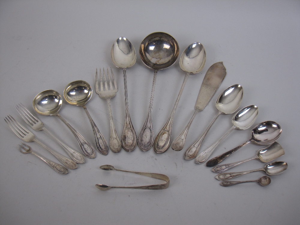 A George V Canteen of silver Cutlery engraved initial R, Sheffield 1915, maker: Walker & Hall, in