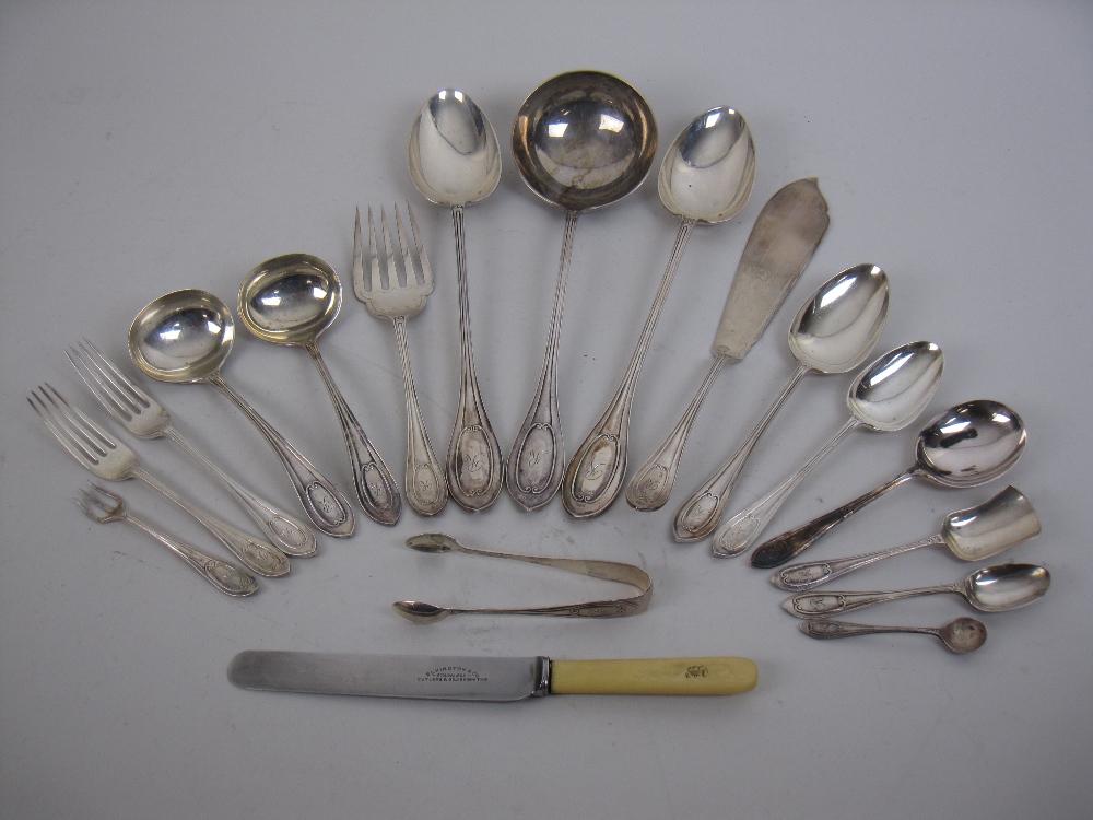 A George V Canteen of silver Cutlery engraved initial R, Sheffield 1915, maker: Walker & Hall, in - Image 4 of 4