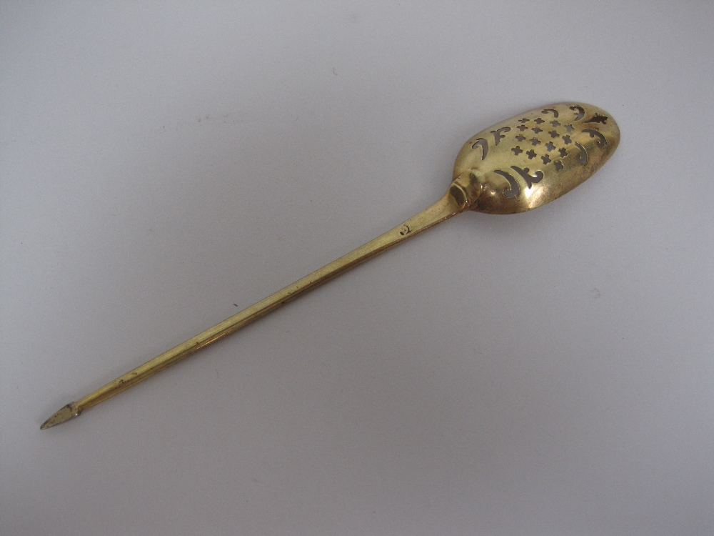 An 18th Century silver-gilt Mote Spoon with saltire cross and scroll piercing, engraved crest - Image 3 of 3