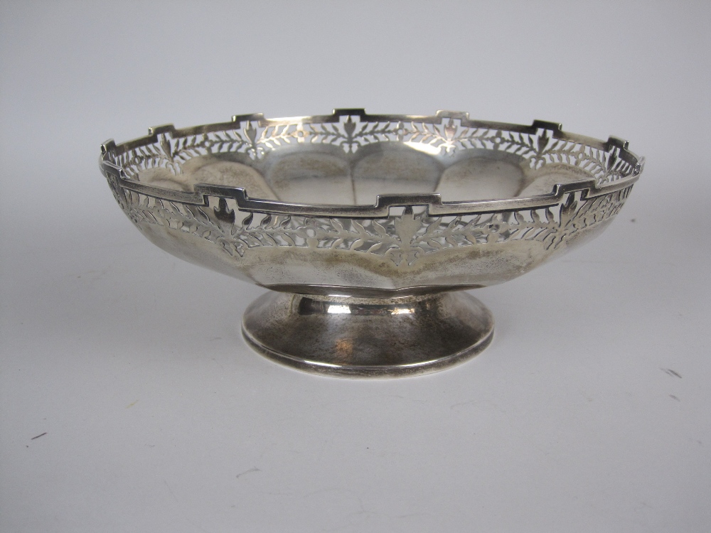 A George V silver circular Fruit Bowl with pierced rim, Birmingham 1931