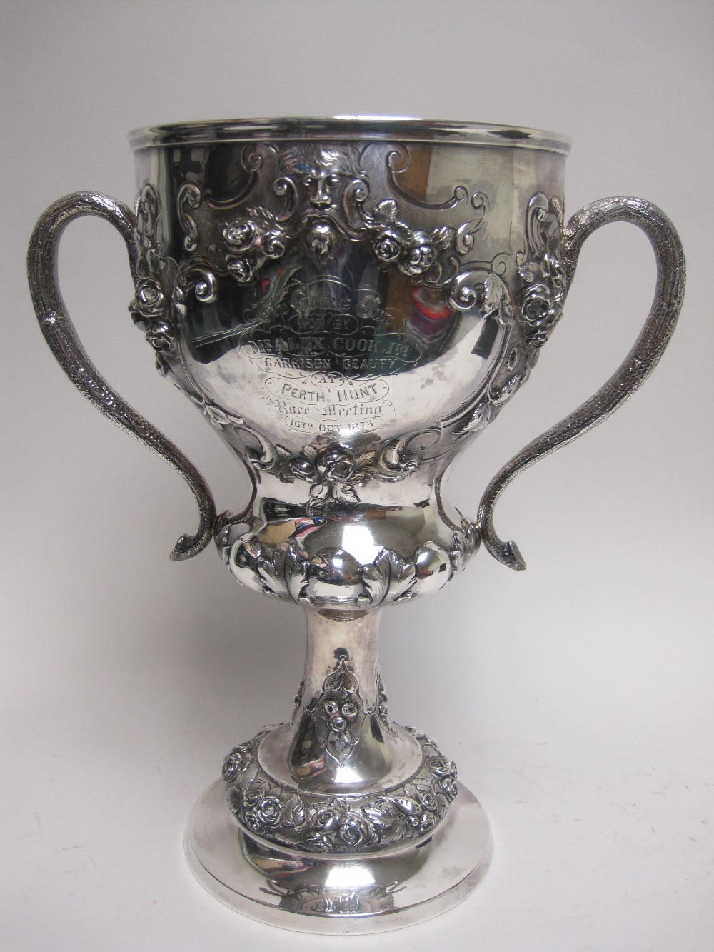 A Victorian silver two-handled Trophy finely embossed battle scene, inscribed "The Golfers Trophy - Image 4 of 7