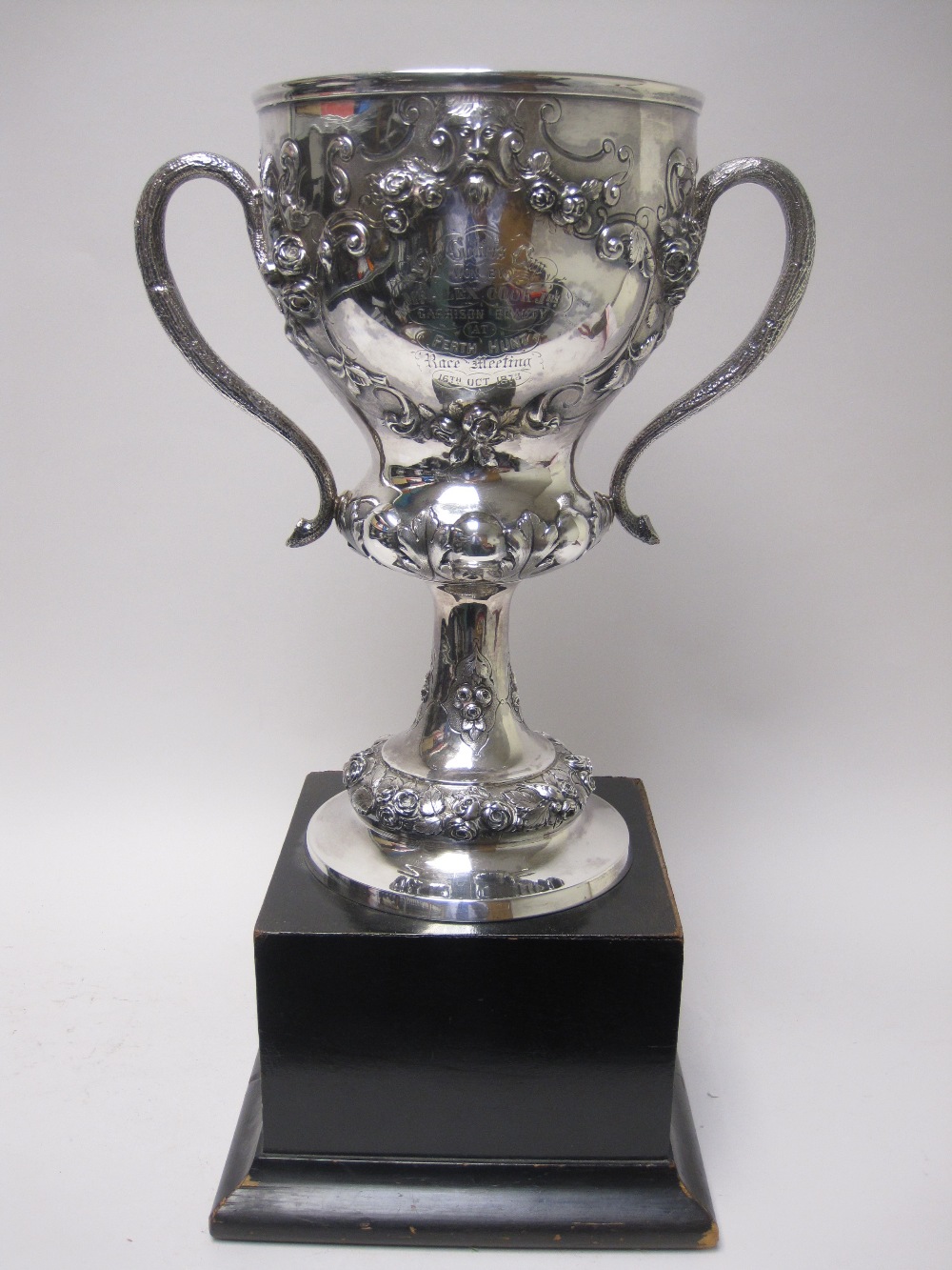 A Victorian silver two-handled Trophy finely embossed battle scene, inscribed "The Golfers Trophy - Image 5 of 7