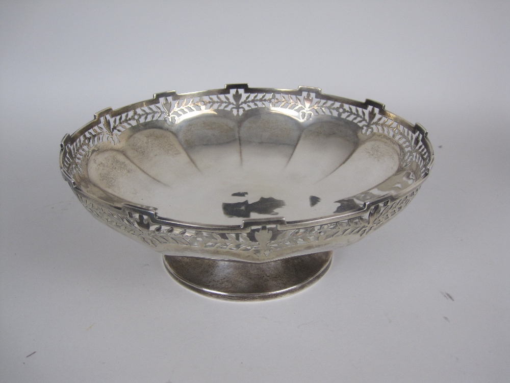 A George V silver circular Fruit Bowl with pierced rim, Birmingham 1931 - Image 2 of 2