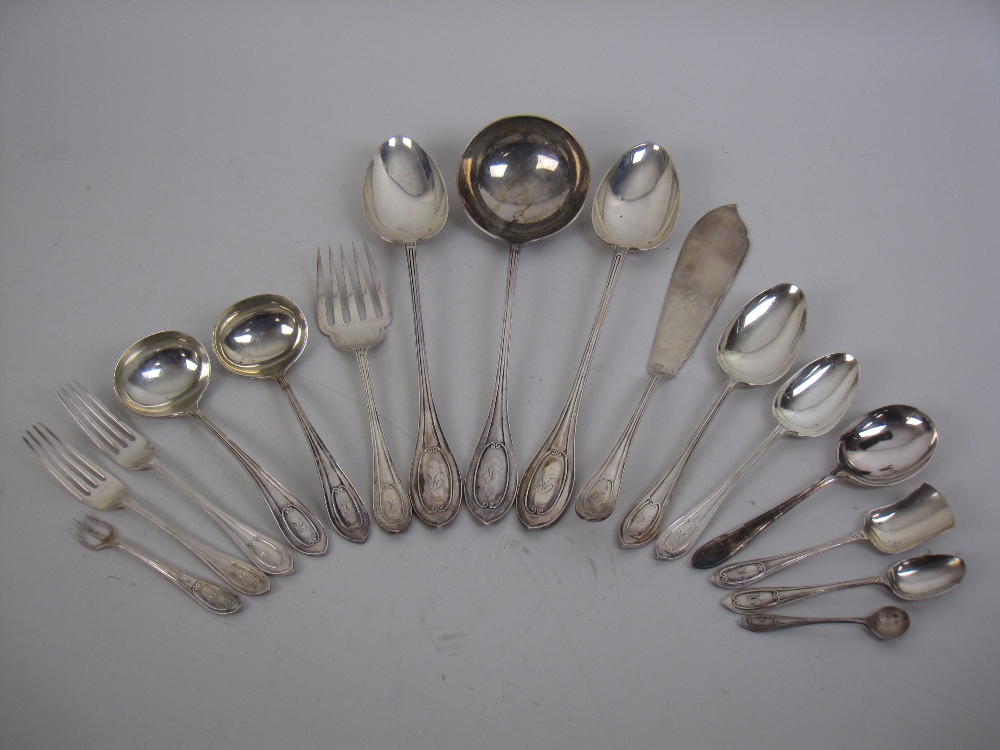 A George V Canteen of silver Cutlery engraved initial R, Sheffield 1915, maker: Walker & Hall, in - Image 3 of 4