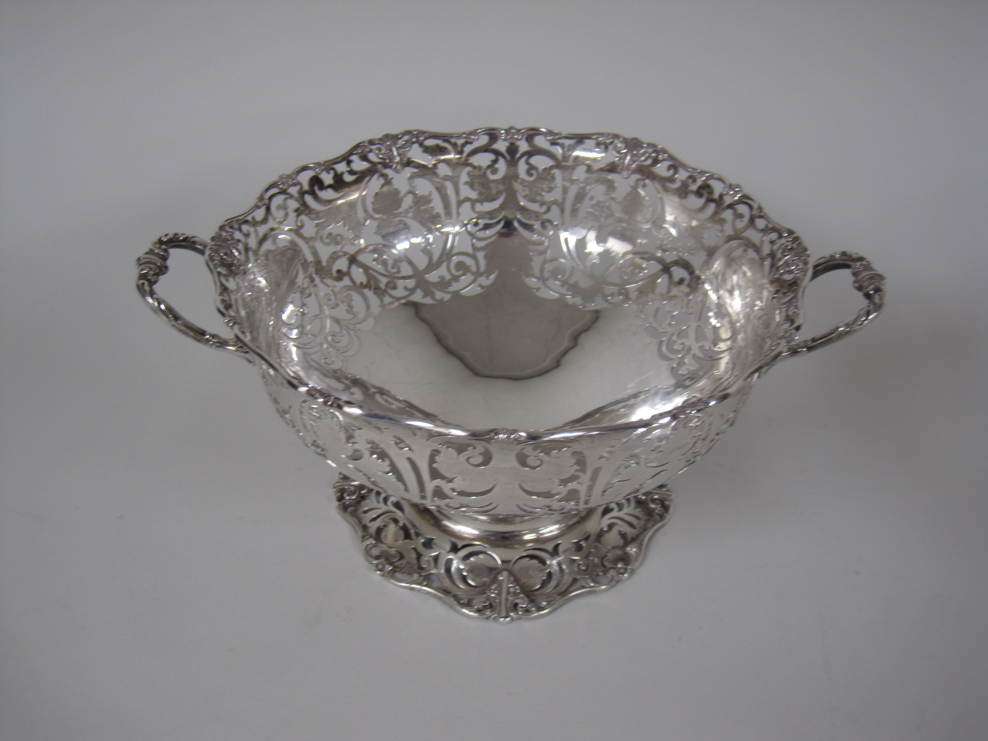 A George V silver pierced circular two handled Basket with frosted glass liner, London 1925, 11 1/ - Image 2 of 3