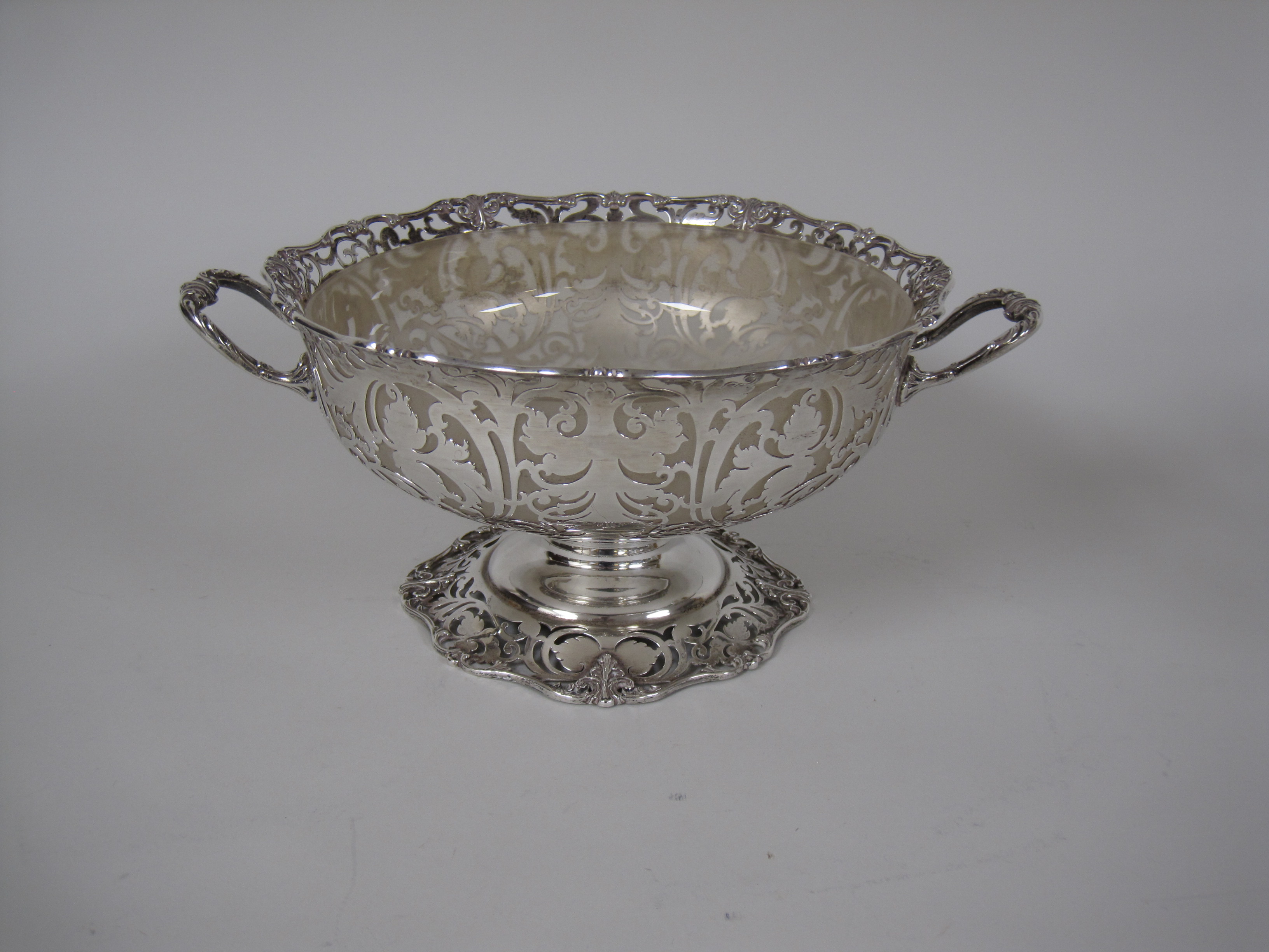 A George V silver pierced circular two handled Basket with frosted glass liner, London 1925, 11 1/ - Image 3 of 3