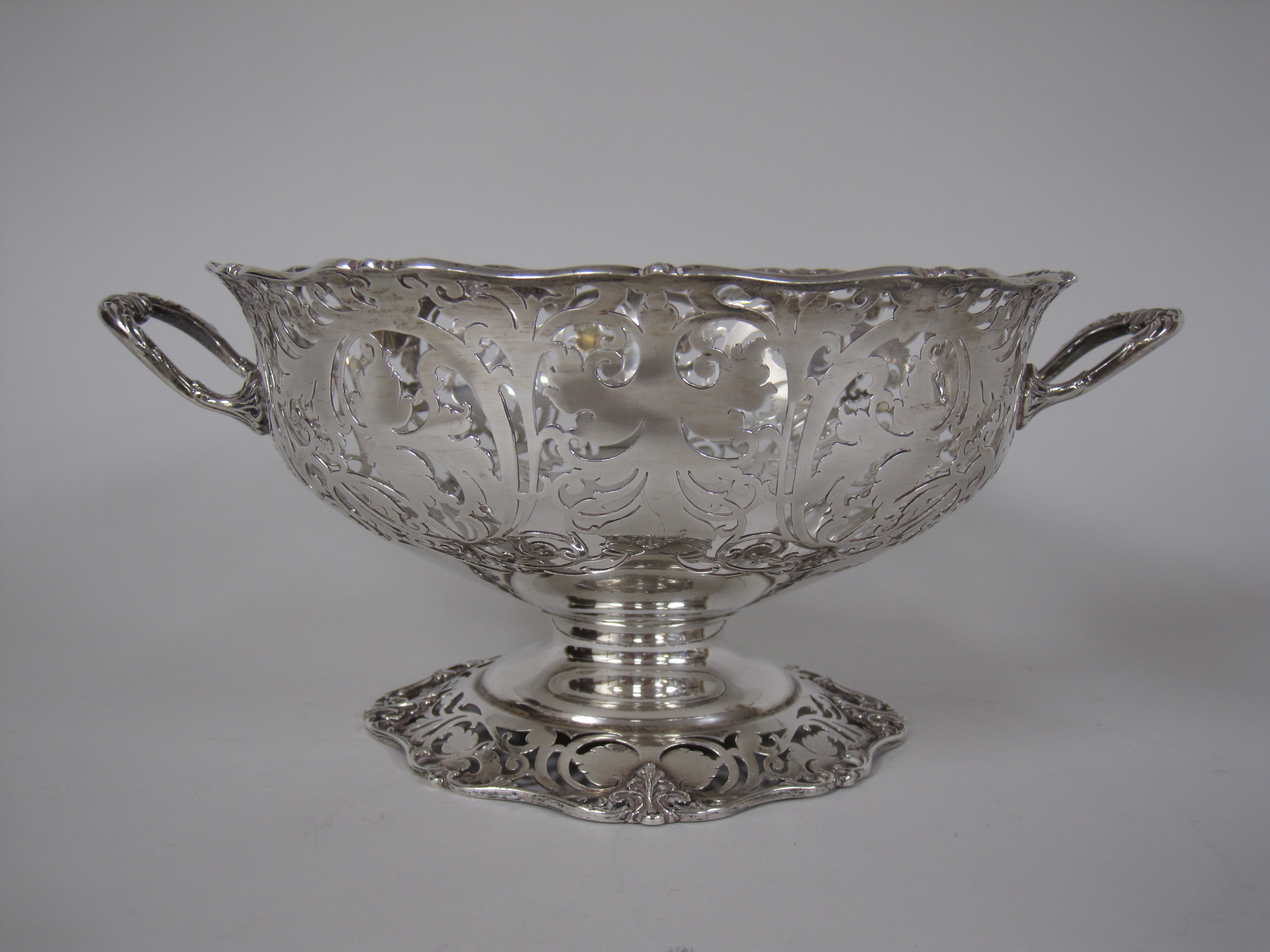 A George V silver pierced circular two handled Basket with frosted glass liner, London 1925, 11 1/