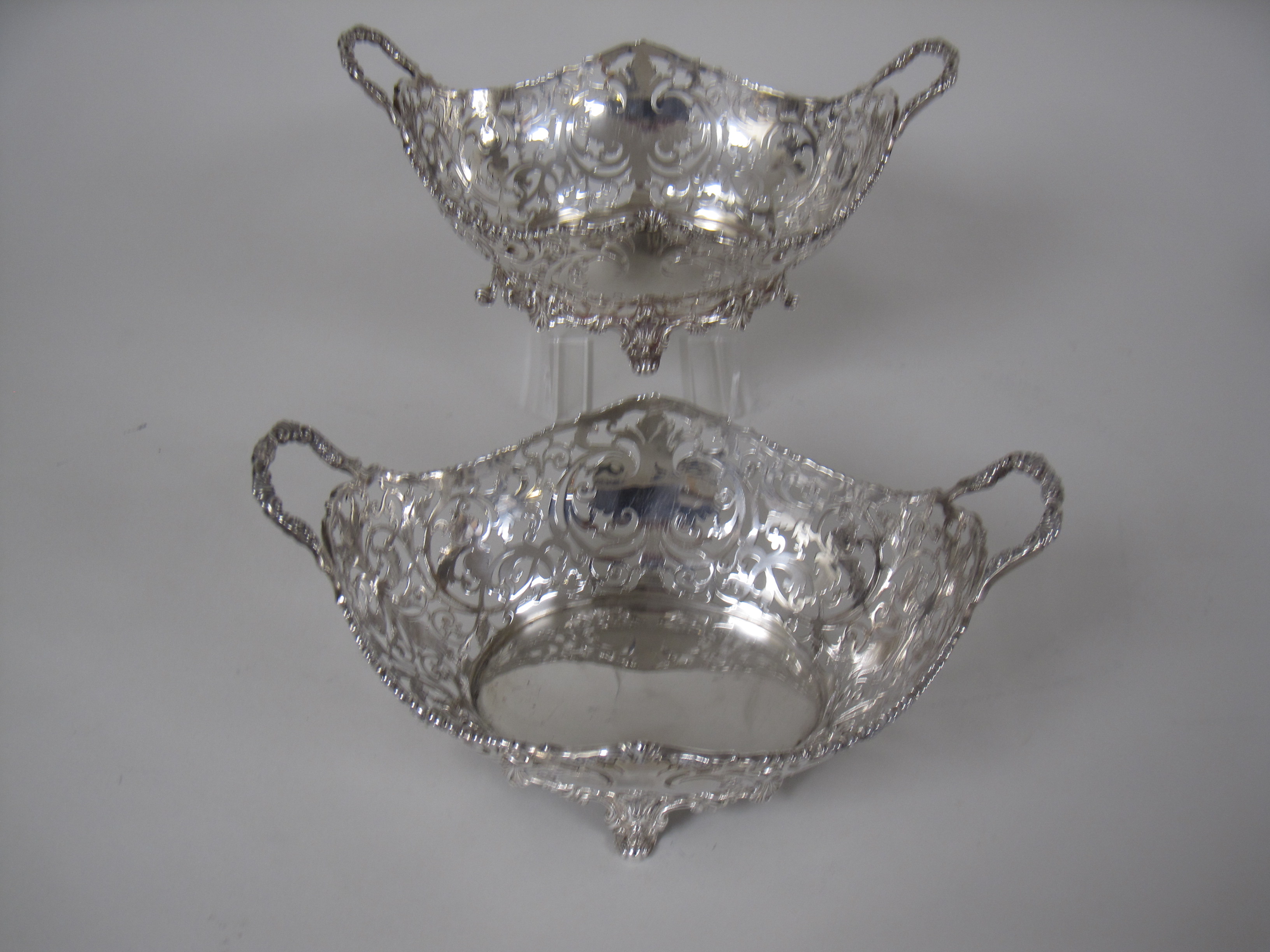 A pair of George V silver pierced oval two handled Baskets on scroll feet, London 1925, 10 x 6in, - Image 3 of 4