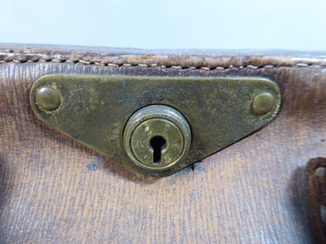A Victorian Leather Gladstone Bag - Image 2 of 2