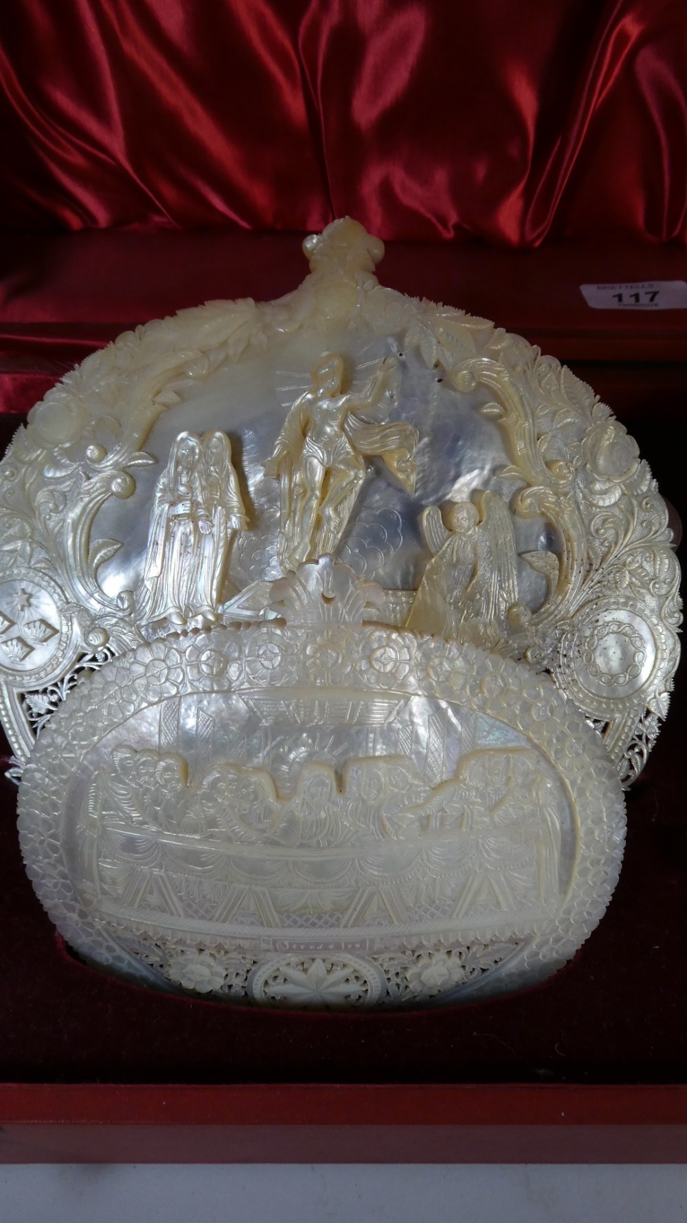 A Cased Collection of Carved Mother of Pearl Shells Decorated with Religious Scenes to Include Last - Bild 2 aus 3