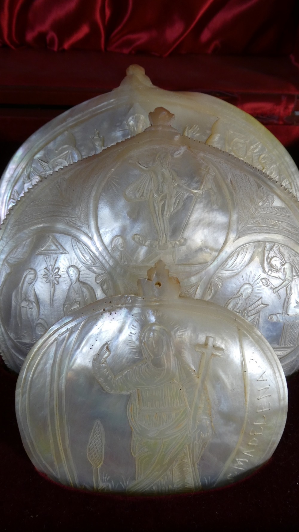 A Cased Collection of Carved Mother of Pearl Shells Decorated with Religious Scenes to Include Last - Bild 3 aus 3