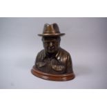 A Limited Edition Bust of Winston Churchill, 33/2000, 19cm High