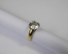 An 18ct Yellow Gold 3.02 ct Diamond Solitaire Ring, approx 7.9 gms, the diamond with a GCS