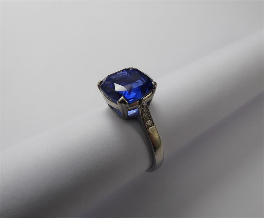 A Natural Peacock Blue 4ct Ceylon Sapphire & Diamond Ring. - Image 4 of 5