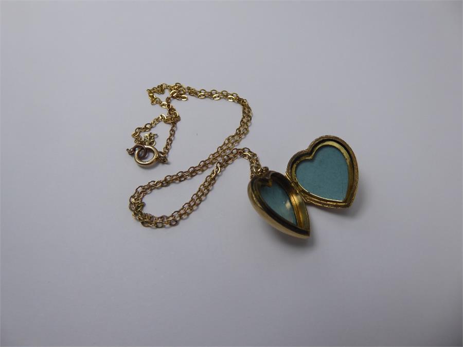 A 9ct Yellow Gold Locket and Chain. - Image 2 of 3