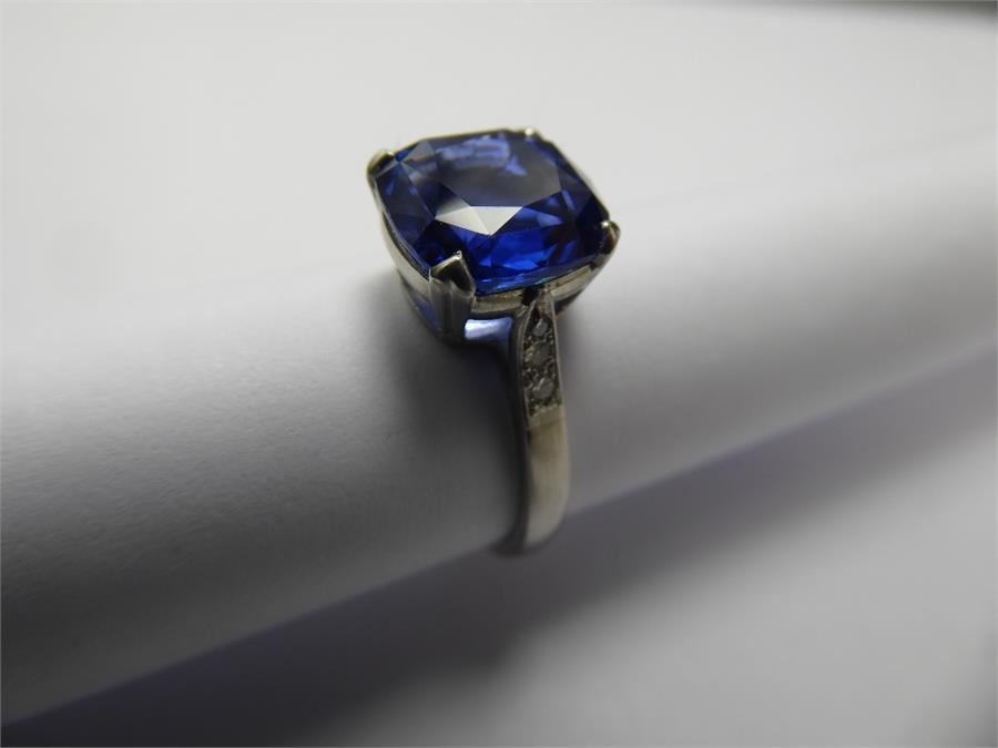 A Natural Peacock Blue 4ct Ceylon Sapphire & Diamond Ring. - Image 5 of 5